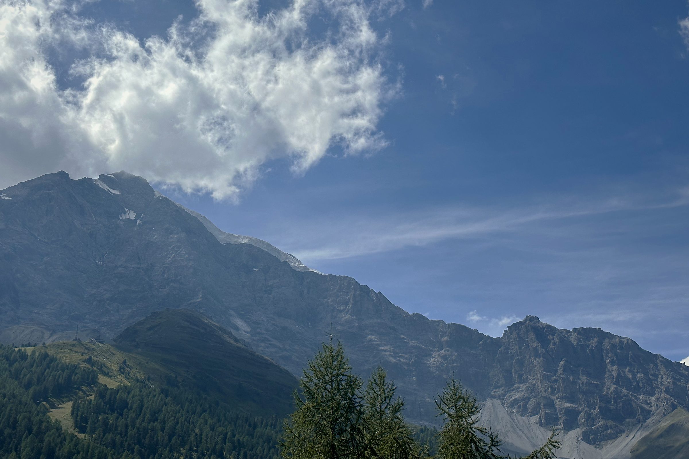Bergkette unter blauem Himmel mit Wolken