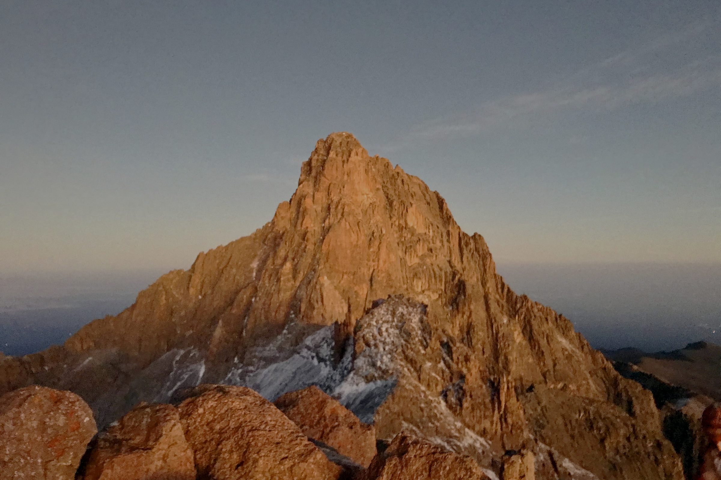 Felsgipfel im Licht der aufgehenden Sonne