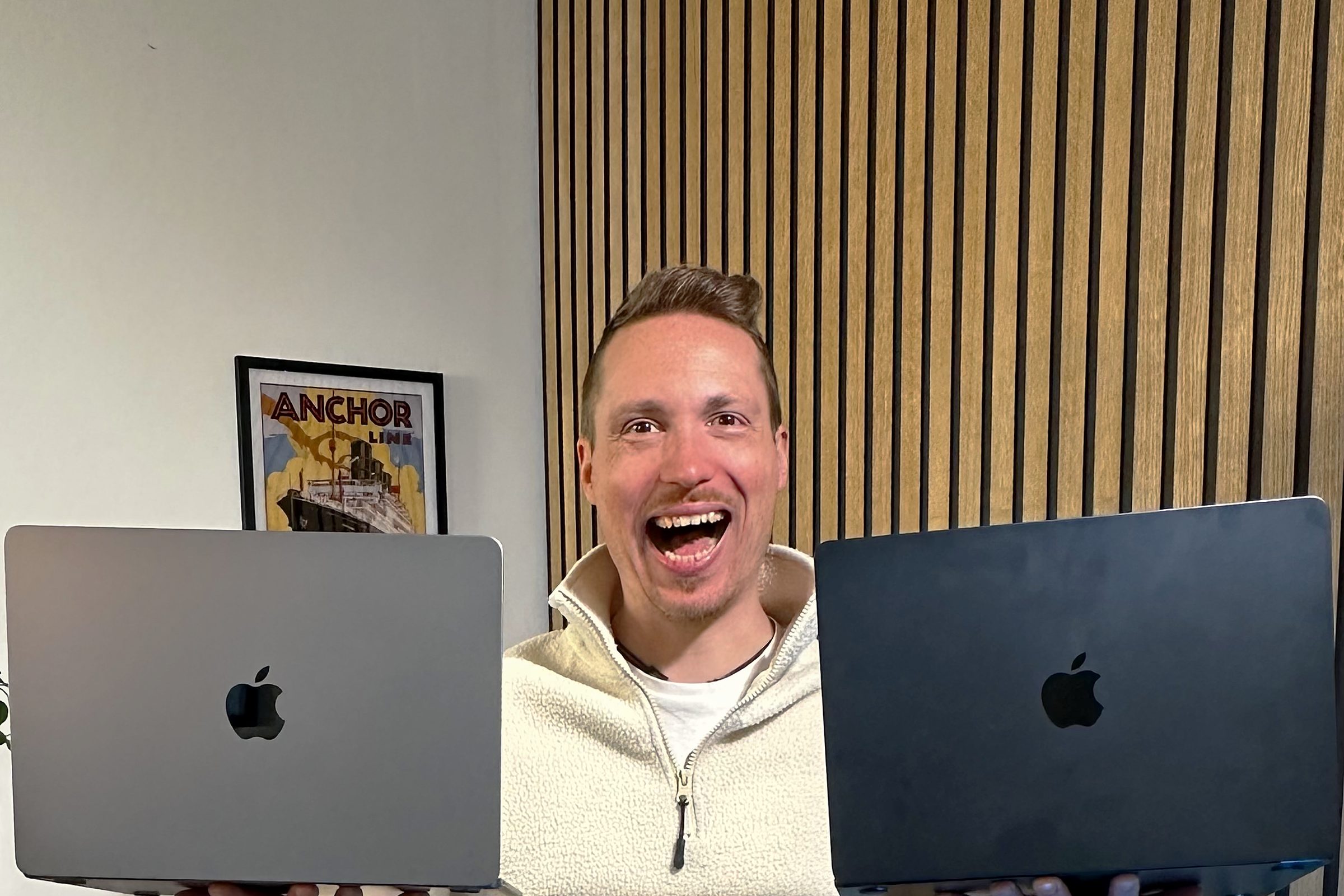 Christoph hält begeistert zwei Laptops in die Kamera