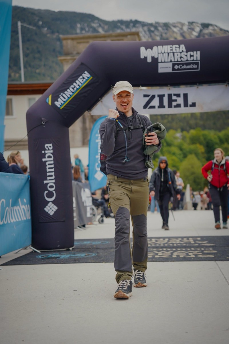 Chris läuft beim Megamarsch München durchs Ziel