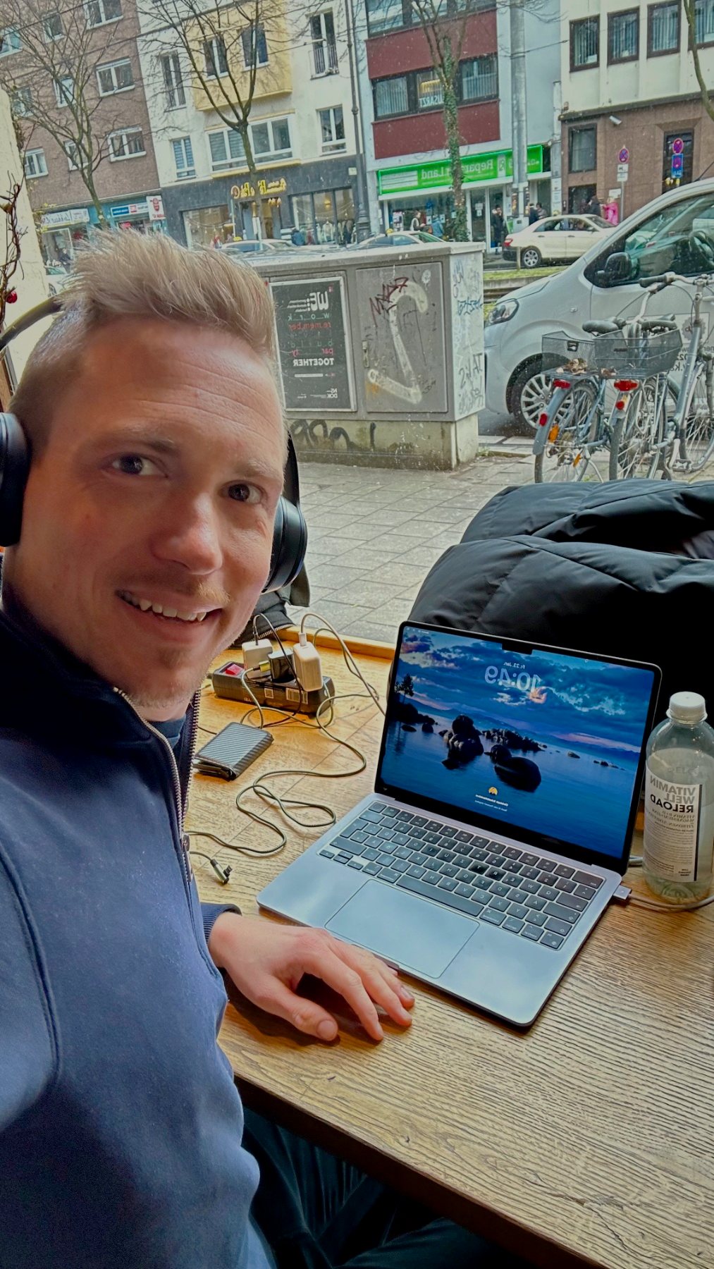 Christoph arbeitet mit Laptop in einem Café
